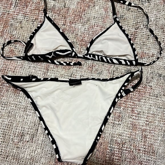 White and black tropical patterned 2 piece bikini. Top: M, Bottom: L - Picture 5 of 8